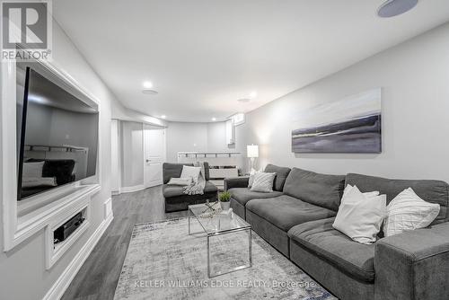 18 Desantis Court, Hamilton, ON - Indoor Photo Showing Living Room