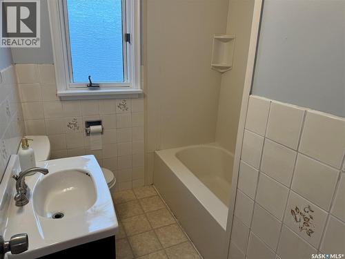 1318 B Avenue N, Saskatoon, SK - Indoor Photo Showing Bathroom