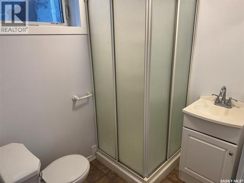 1318 B Avenue N, Saskatoon, SK - Indoor Photo Showing Bathroom