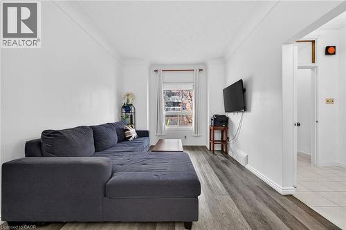 96 Wentworth Street N, Hamilton, ON - Indoor Photo Showing Living Room