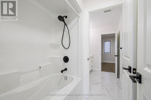1932 Trailsway Drive, London South (South B), ON - Indoor Photo Showing Bathroom