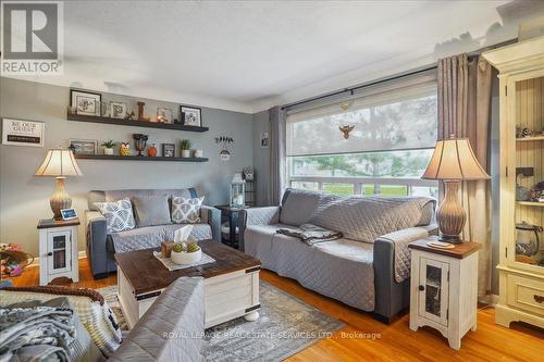 391 East 16Th Street, Hamilton, ON - Indoor Photo Showing Living Room