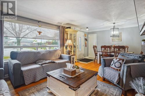 391 East 16Th Street, Hamilton, ON - Indoor Photo Showing Living Room