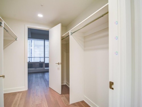 Closet - 506-1288 Rue St-Antoine O., Montréal (Ville-Marie), QC - Indoor