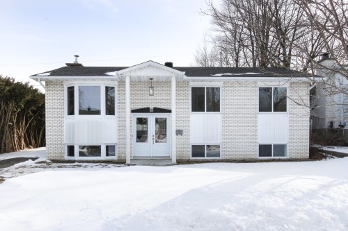 915 Rue Desmarchais  Laval (Fabreville), QC H7R 4T1