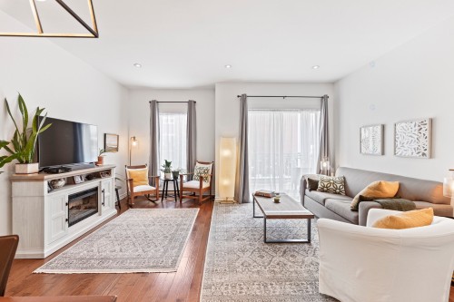 Salon - A2-50 Rue Lower Maple, Hudson, QC - Indoor Photo Showing Living Room