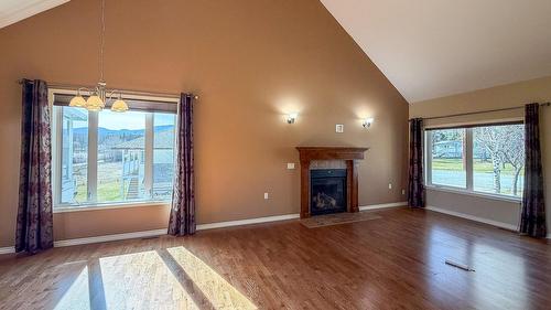 1016 29Th Avenue, Cranbrook, BC - Indoor Photo Showing Living Room With Fireplace