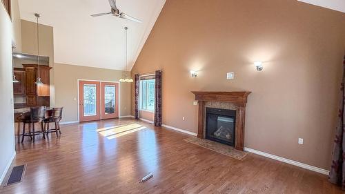 1016 29Th Avenue, Cranbrook, BC - Indoor Photo Showing Living Room With Fireplace