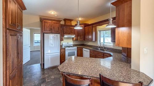 1016 29Th Avenue, Cranbrook, BC - Indoor Photo Showing Kitchen With Double Sink