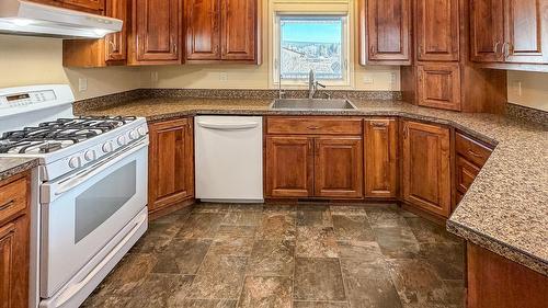 1016 29Th Avenue, Cranbrook, BC - Indoor Photo Showing Kitchen