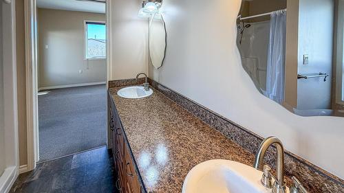 1016 29Th Avenue, Cranbrook, BC - Indoor Photo Showing Bathroom