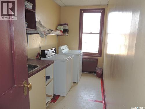 729 Carbon Avenue, Bienfait, SK - Indoor Photo Showing Laundry Room