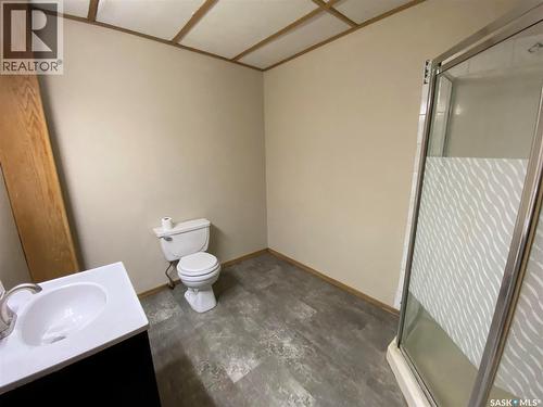 74 Third Avenue N, Yorkton, SK - Indoor Photo Showing Bathroom