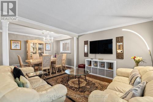 1004 Queensbridge Drive, Mississauga, ON - Indoor Photo Showing Living Room