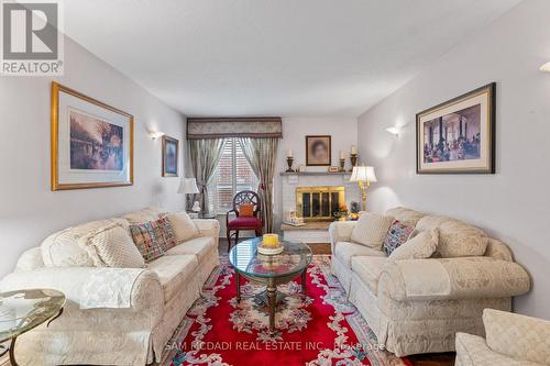 1004 Queensbridge Drive, Mississauga, ON - Indoor Photo Showing Living Room