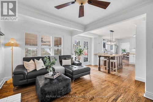 547 Denbury Avenue, Ottawa, ON - Indoor Photo Showing Living Room