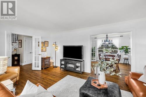547 Denbury Avenue, Ottawa, ON - Indoor Photo Showing Living Room