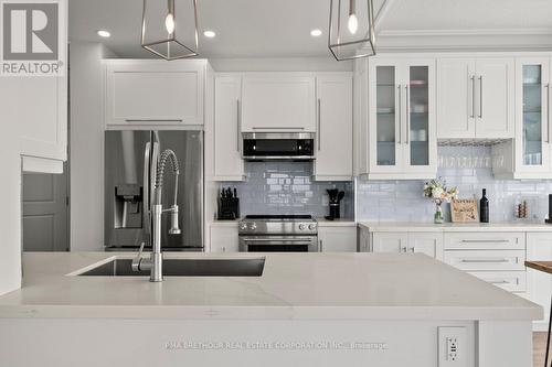 902 - 7730 Kipling Avenue, Vaughan, ON - Indoor Photo Showing Kitchen With Upgraded Kitchen
