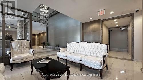 812 - 75 Norman Bethune Avenue, Richmond Hill, ON - Indoor Photo Showing Living Room