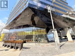 19 LAWREN HARRIS SQUARE Toronto, ON M5A 1H7