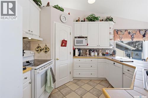 707 Bayview Close, Saskatoon, SK - Indoor Photo Showing Kitchen