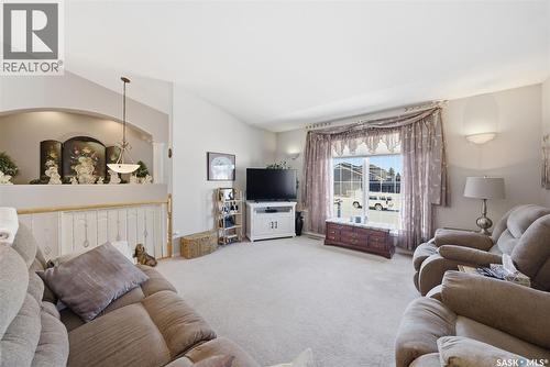 707 Bayview Close, Saskatoon, SK - Indoor Photo Showing Living Room