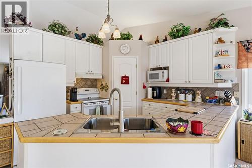 707 Bayview Close, Saskatoon, SK - Indoor Photo Showing Kitchen With Double Sink