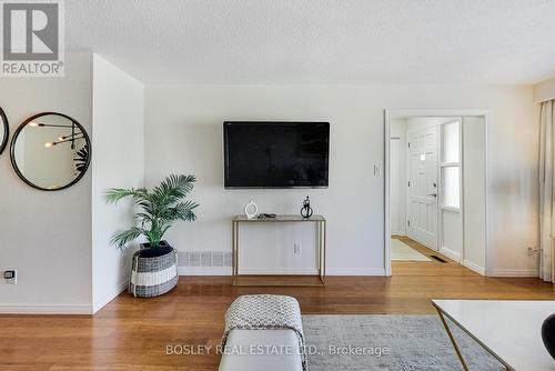801 Eaglemount Crescent, Mississauga, ON - Indoor Photo Showing Living Room