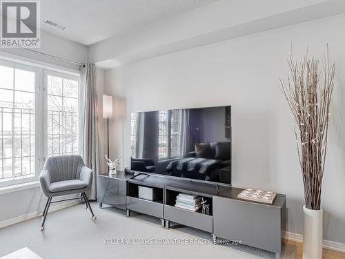 1521 Danforth Avenue, Toronto, ON - Indoor Photo Showing Living Room