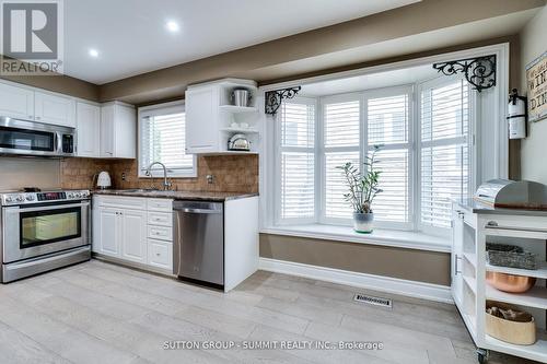 1624 Lewes Way, Mississauga, ON - Indoor Photo Showing Kitchen