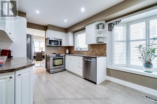 1624 Lewes Way, Mississauga, ON - Indoor Photo Showing Kitchen