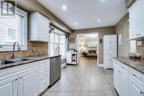 1624 Lewes Way, Mississauga, ON - Indoor Photo Showing Kitchen With Double Sink With Upgraded Kitchen