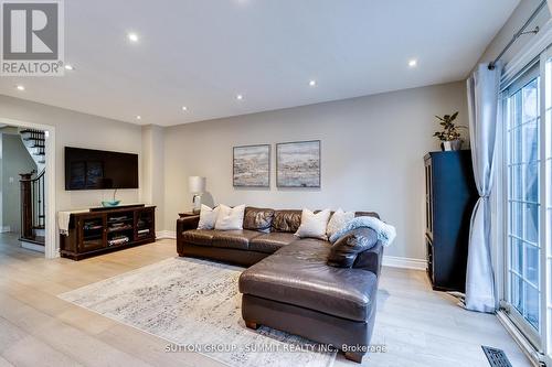 1624 Lewes Way, Mississauga, ON - Indoor Photo Showing Living Room