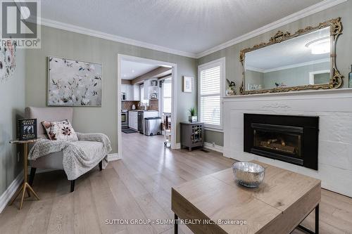 1624 Lewes Way, Mississauga, ON - Indoor Photo Showing Living Room With Fireplace