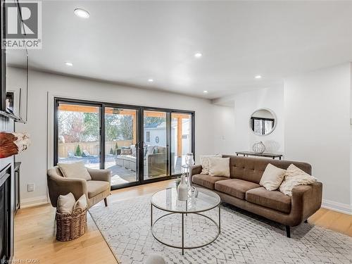 5502 Eaton Avenue, Burlington, ON - Indoor Photo Showing Living Room