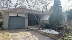 5 PARK GLEN DRIVE Toronto, ON M3B 1K4