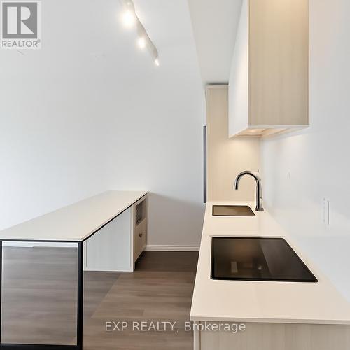 309 - 2495 Eglinton Avenue W, Mississauga, ON - Indoor Photo Showing Kitchen