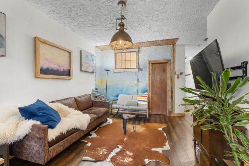 Living Room - 7506 Av. Casgrain, Montréal (Villeray/Saint-Michel/Parc-Extension), QC - Indoor Photo Showing Living Room