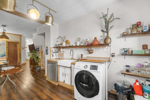 Kitchen - 7506 Av. Casgrain, Montréal (Villeray/Saint-Michel/Parc-Extension), QC - Indoor Photo Showing Laundry Room