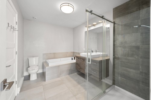 Bathroom - 17670 Rue De Chenonceau, Mirabel, QC - Indoor Photo Showing Bathroom