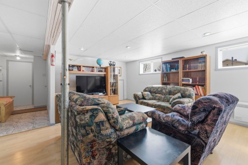 Salle familiale - 217 Rue Tassé, Saint-Eustache, QC - Indoor