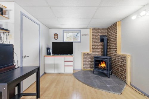 Salle familiale - 217 Rue Tassé, Saint-Eustache, QC - Indoor With Fireplace