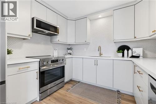 330 East 15Th Street, Hamilton, ON - Indoor Photo Showing Kitchen With Upgraded Kitchen