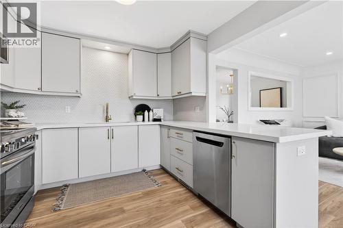 330 East 15Th Street, Hamilton, ON - Indoor Photo Showing Kitchen With Upgraded Kitchen