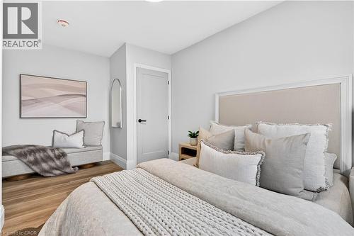 330 East 15Th Street, Hamilton, ON - Indoor Photo Showing Bedroom