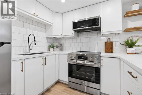 330 East 15Th Street, Hamilton, ON - Indoor Photo Showing Kitchen With Upgraded Kitchen