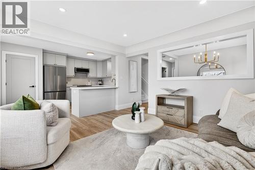 330 East 15Th Street, Hamilton, ON - Indoor Photo Showing Living Room