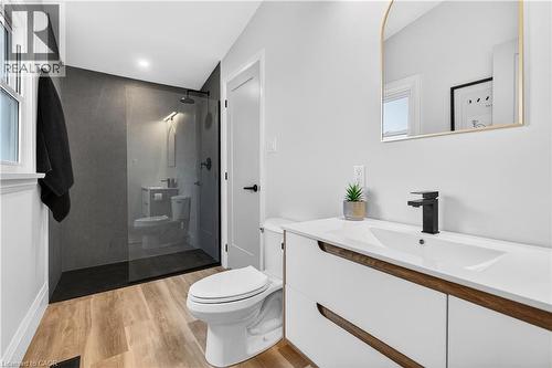 330 East 15Th Street, Hamilton, ON - Indoor Photo Showing Bathroom