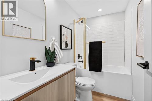 330 East 15Th Street, Hamilton, ON - Indoor Photo Showing Bathroom