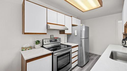 207-2035 Baron Road, Kelowna, BC - Indoor Photo Showing Kitchen